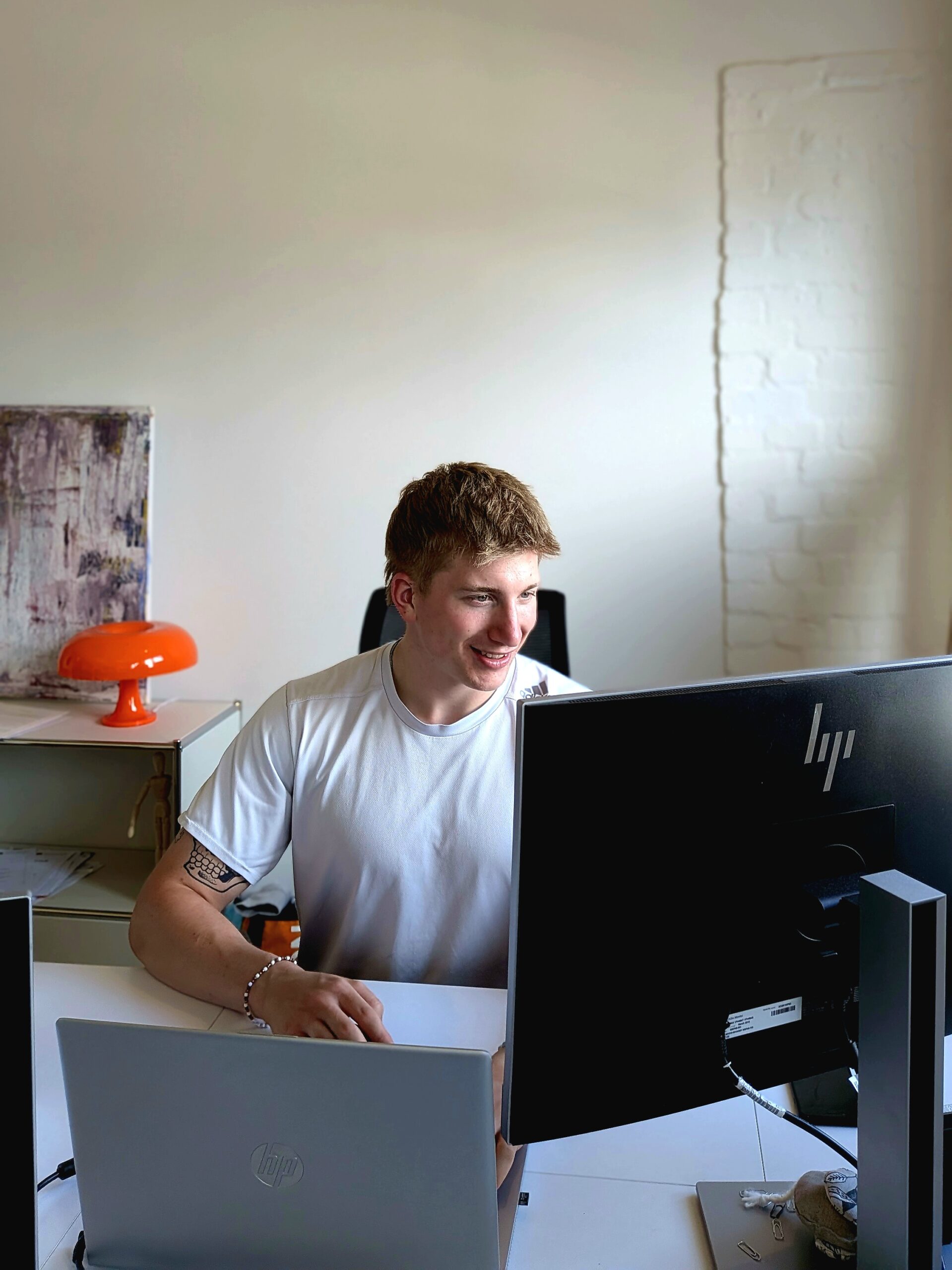 Jonas am Schreibtisch im WellExperts Büro Hamburg